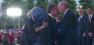 Emine Erdoğan Macron'un elini &ouml;pmesine izin vermedi