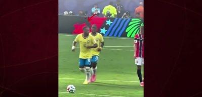 Neymar &ouml;nce omuz attı sonra &ouml;z&uuml;r diledi! 