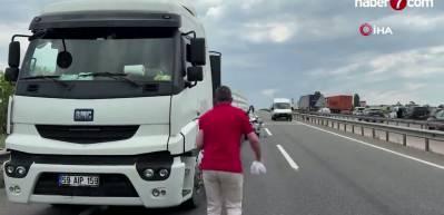 Seyir halindeki ara&ccedil; tıra arkadan &ccedil;arptı: 1 &ouml;l&uuml;, 4'&uuml; &ccedil;ocuk 7 yaralı