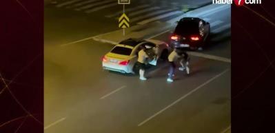 İstanbul Başakşehir'de trafik ter&ouml;r&uuml;: Bir s&uuml;r&uuml;c&uuml; dakikalarca yerde darbedildi