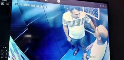 Asans&ouml;rdeki kameradan habersiz komşular asans&ouml;rde kavga etti