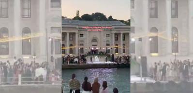 Boğaz turunda s&uuml;rpriz manzara! Yalıdaki d&uuml;ğ&uuml;n turisti b&uuml;y&uuml;ledi