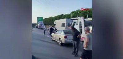 B&uuml;y&uuml;k&ccedil;ekmece'de beton tankeri devrildi; yol trafiğe kapatıldı