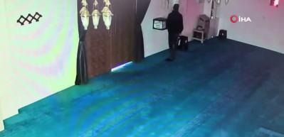 Camiye girdi, kaldırım taşıyla kırdığı yardım kutusundaki 100 bin lirayı &ccedil;aldı