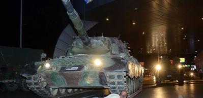 Canını hi&ccedil;e sayarak tankın &ouml;n&uuml;ne yatan kahramanın o anları hafızalar kazındı