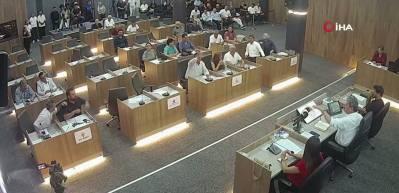 CHP'li belediye başkanı AK Partili meclis &uuml;yesinin &uuml;zerine y&uuml;r&uuml;d&uuml; Meclis bir anda karıştı