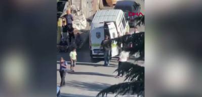 Evinin &ouml;n&uuml;nde fenalaşan kadın hastaneye yetiştirilemeden hayatını kaybetti