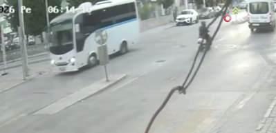 İzmir'deki feci kazada s&uuml;r&uuml;c&uuml; ka&ccedil;tı: Motosikletlinin savrulduğu o anlar kameraya yansıdı
