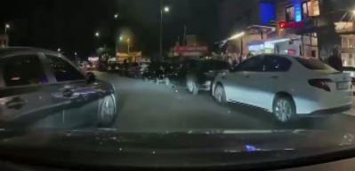 Kamerayı g&ouml;r&uuml;nce ne yapacağını şaşırdı! Yol kesen magandaya ceza yağdı