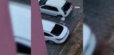 Karab&uuml;k'te &ouml;fke patlaması: Demir &ccedil;ubukla otomobilin camlarını tuzla buz etti