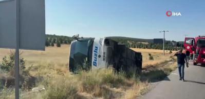 Eskişehir'de yolcu otob&uuml;s&uuml; şarampole devrildi: 24 yaralı