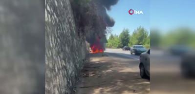 Tatilden d&ouml;nen ailenin otomobili alev alev yandı muhtemel faciadan d&ouml;n&uuml;ld&uuml;