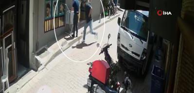 Tıraşını beğenmedi g&uuml;nler sonra berberini bı&ccedil;akladı: O anlar kamerada