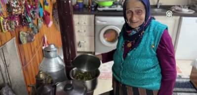 Trabzonlu 89 yaşındaki Selfinaz nine el emeği &uuml;r&uuml;nleriyle g&ouml;n&uuml;lleri fethediyor
