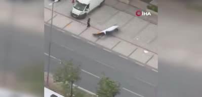  Avcılar'da fırtına sırasında u&ccedil;an reklam panosu bir vatandaşın &uuml;zerine d&uuml;şt&uuml;