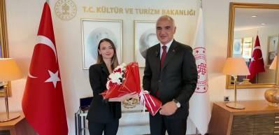 Bakan Ersoy, Bolşoy Tiyatrosu'nda tarihi başarıya imza atan Nilay Tahiroğlu'nu tebrik etti