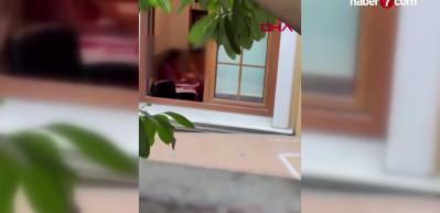 B&uuml;y&uuml;k&ccedil;ekmece'de skandal g&ouml;r&uuml;nt&uuml;! 10 yaşındaki &ccedil;ocuğa şiddet kamerada