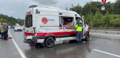 &Ccedil;ekmek&ouml;y'de devrilen ambulansın s&uuml;r&uuml;c&uuml;s&uuml; yaralandı
