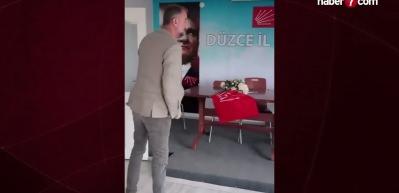 CHP D&uuml;zce İl Başkanı Kenan Akın, kilitli parti binasının kapısını kırarak i&ccedil;eri girdi!