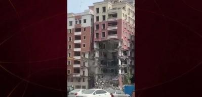 &Ccedil;in&rsquo;de yıkım sırasında akılalmaz anlar! Yıkılan bina ara&ccedil;ların &uuml;st&uuml;ne &ccedil;&ouml;kt&uuml;!