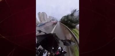 Emniyet şeridini kullanan motosikletli ambulansa &ccedil;arptı! O anlar kameraada