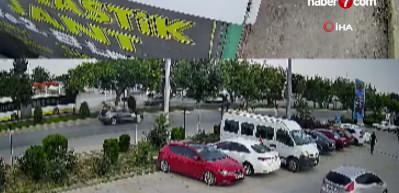 Drift atarak geldi, otomobile &ccedil;arpıp ka&ccedil;tı! O anlar kamerada