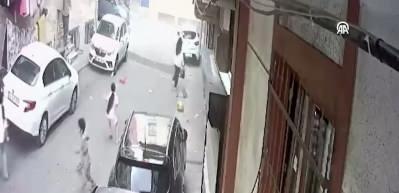 Esenler'de sokakta oynayan &ccedil;ocuklar, u&ccedil;an &ccedil;atının altında kalmaktan son anda kurtuldu