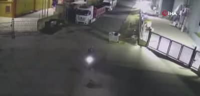 Fabrikaya atmak istediği patlayıcı elinde patlayınca parmağından oldu: O anlar kamerada