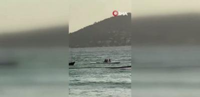 Fırtına dubayı kopardı &uuml;zerindekiler a&ccedil;ık denize s&uuml;r&uuml;klendi: Dehşet anları!
