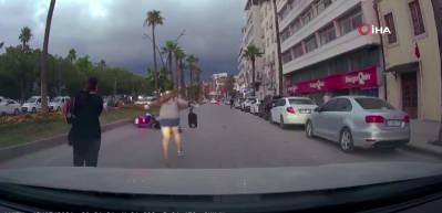 Hatay'da motosikletin, scooterli &ccedil;ocuğa &ccedil;arptığı anlar kamerada