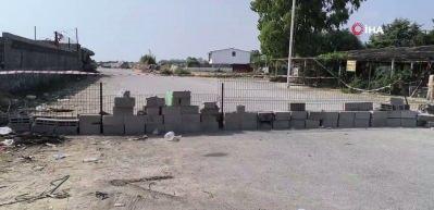 Hatay'da ruhsat krizi! Sahil yolunu ulaşıma kapatan kadından akılalmaz iddia