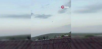 Hava aniden değişti paraş&uuml;t&ccedil;&uuml;ler zeytinliğe acil iniş yaptı: O anlar kamerada!