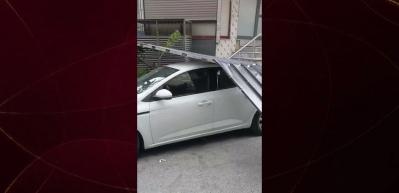 İstanbul&rsquo;da beklenen fırtına başladı: Vatandaşlar zor anlar yaşadı!