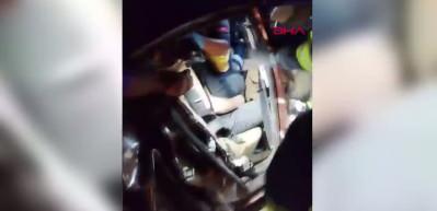 Kırmızı ışıkta bekleyen otomobile bir başka otomobil &ccedil;arptı: 1 &ouml;l&uuml;, 3 yaralı