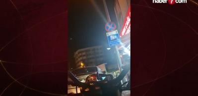 Konya'da motosikletliye saldıran otomobil s&uuml;r&uuml;c&uuml;s&uuml;ne para cezası kesilirken aracı trafikten men edildi