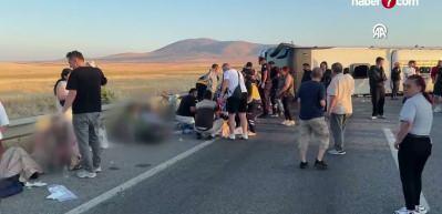 K&uuml;tahya'da yolcu otob&uuml;s&uuml; bariyerlere &ccedil;arpıp devrildi! 31 kişi yaralı