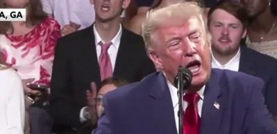 Trump konuşurken arkadan taklidini yaptı