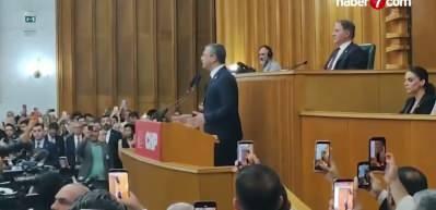 &Ouml;zg&uuml;r &Ouml;zel'den veda konuşması: 'Vakti gelmiş bir vedanın h&uuml;zn&uuml;n&uuml; taşıyarak &ccedil;ıktım'