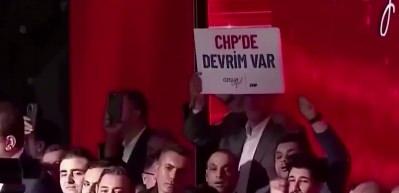 &Ouml;zg&uuml;r &Ouml;zel'in yeni parti kararı d&uuml;nya basınında yankı buldu