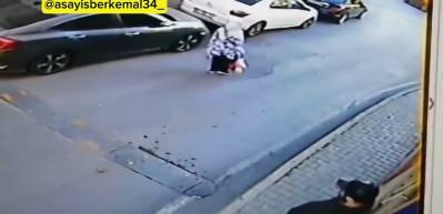 Pazardan d&ouml;nen yaşlı kadına sokak ortasında saldırdı! Vurup ka&ccedil;tığı an kamerada