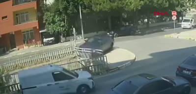 Pendik'te otomobil dereye d&uuml;şt&uuml;; kaza kamerada