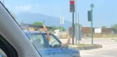 Seyir halindeki otomobilden ayağını &ccedil;ıkardı 280 bin TL ceza yedi!