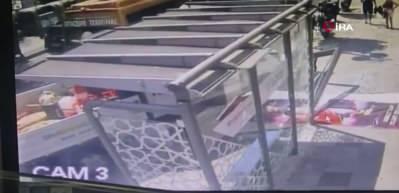 Silivri'de kamyonet durağa daldı: 1 kadın yaralandı