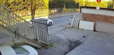Sultanbeyli'de motosiklet ile hafif ticari aracın &ccedil;arpıştığı kaza kamerada