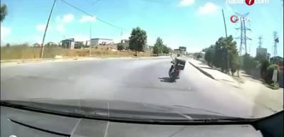 Trafikte telefonla oynayan motosikletliyi uyarınca olanlar oldu! Tornavidayla saldırdı