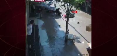 Balık havuzu patladı sokak g&ouml;le d&ouml;nd&uuml;: Minik &ccedil;ocuk akıntıya b&ouml;yle kapıldı!