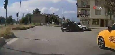Trafik kazası anbean ara&ccedil; kamerasında