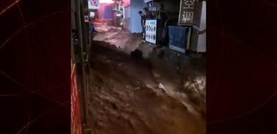 &Ccedil;in'de ani sel felaketi: A&ccedil;ık hava pazarı sular altında kaldı!