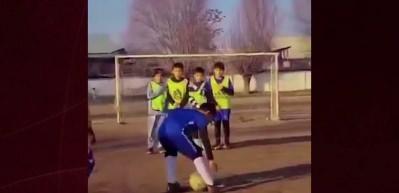 K&uuml;&ccedil;&uuml;k futbolcuların zeka dolu organizasyonu viral oldu