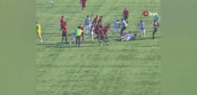 Mersin'deki futbol ma&ccedil;ında saha karıştı: Tekme tokat birbirlerine girdiler